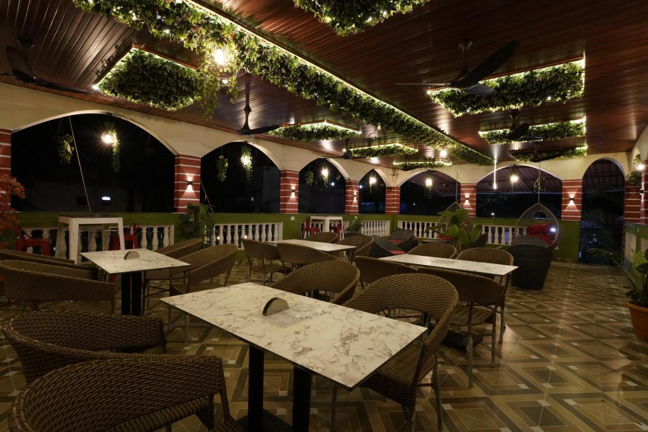 Palm Springs Beach Resort - Gorai Bombaim Exterior foto